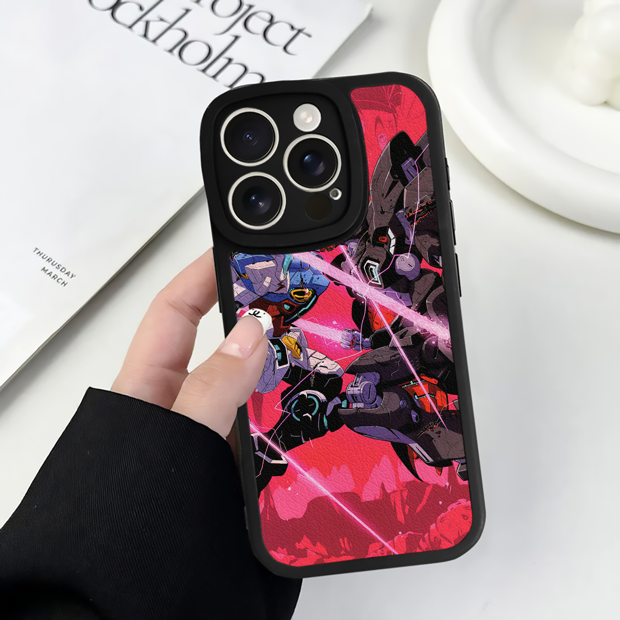 （画像用） 機動戦士ガンダム Mobile Suit Gundam 【iPhone 16シリーズ対応】シリコンスマホケース（レザー調） 材質：シリコン
